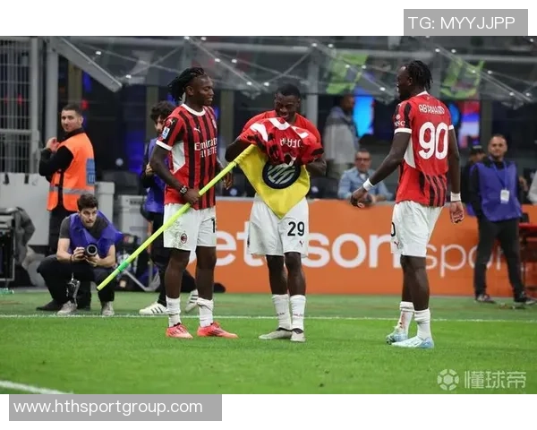 莱奥庆祝被加比亚拦截福法纳及时帮他整理衣领