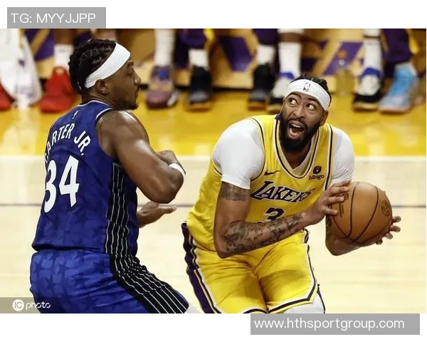 浓眉称赞拉塞尔专注职业精神改变比赛走势展现真正球员风范